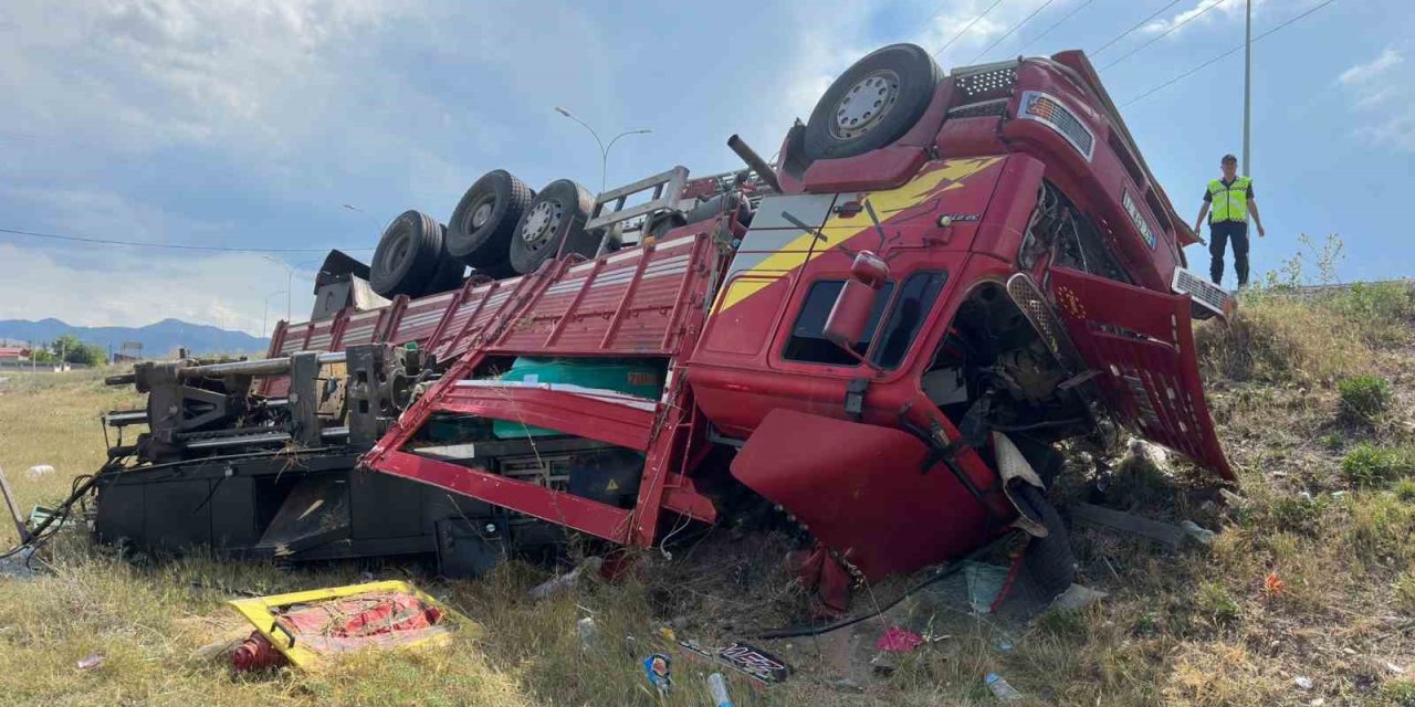 Makine Yüklü Kamyon Devrildi, Sürücüsü Yaralandı