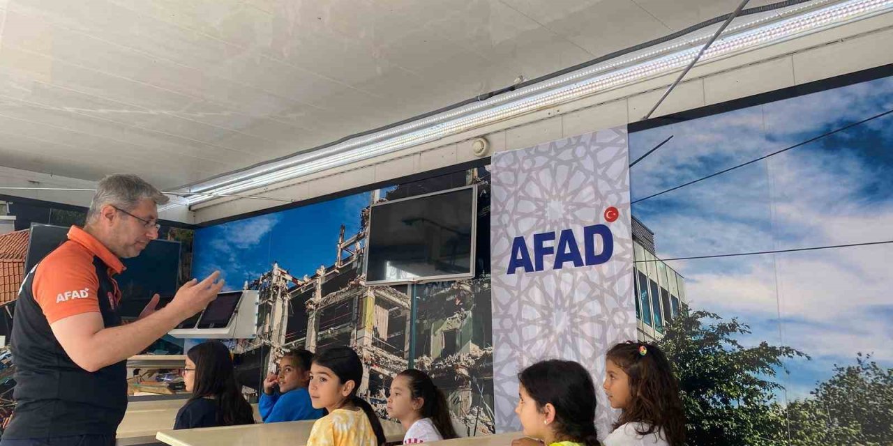 Afad’ın ‘Deprem Simülasyon Tırı’ Afyonkarahisar’da Gençlere Tanıtıldı