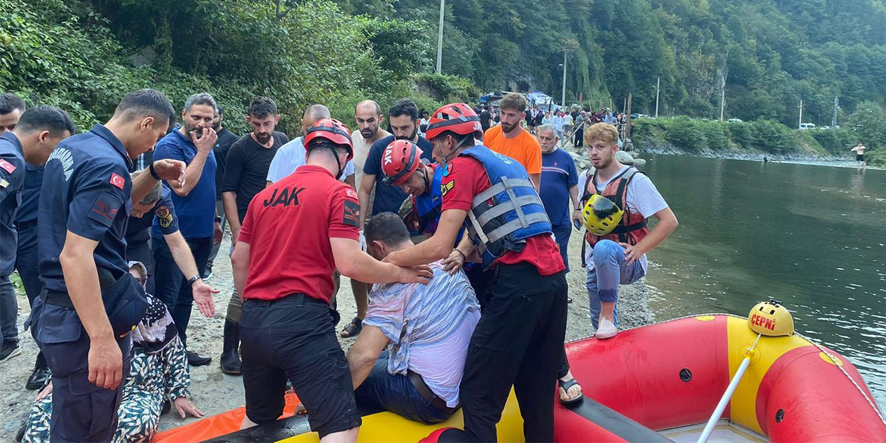 Rize'de derede akıntıya kapılan baba ve oğlu kurtarıldı
