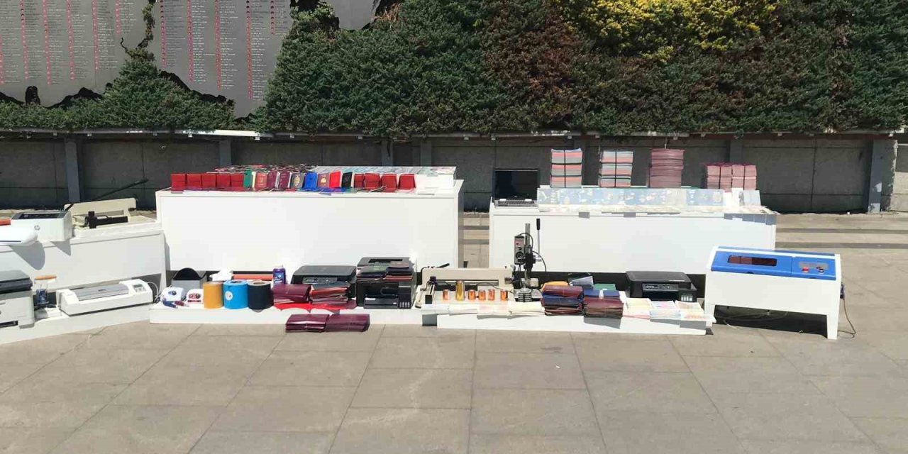 İstanbul’da Sahte Pasaport Operasyonu: 5 Kişi Yakalandı