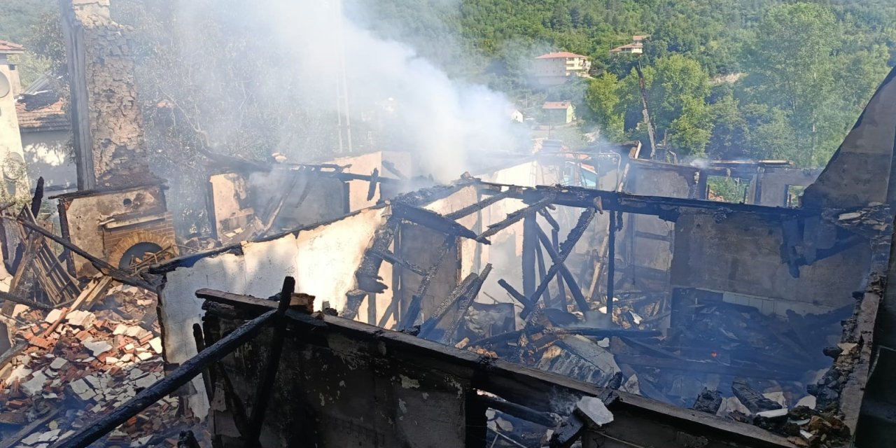 Kastamonu’daki İki Farklı Yangında Üç Ev Kullanılamaz Hale Geldi