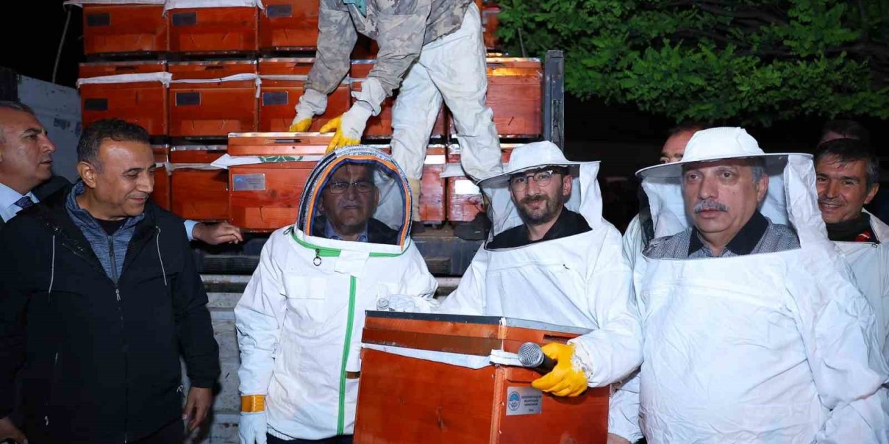 Başkan Büyükkılıç 10 Milyon Tl’lik 2 Bin Arılı Kovanı Şafak Vakti Üreticilere Dağıttı