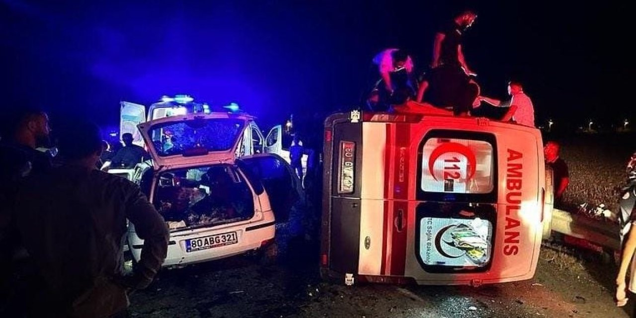 Ambulansla çarpışan otomobildeki 3 kişi öldü