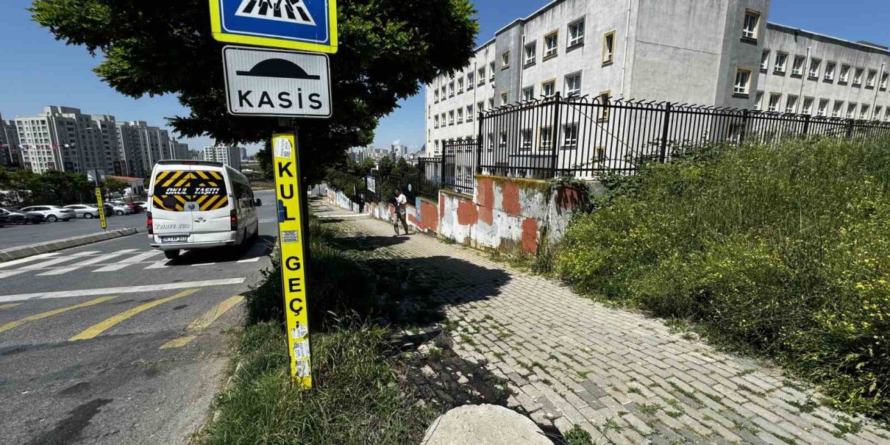 İstanbul’da Okul Önünde Lağıma Tepki