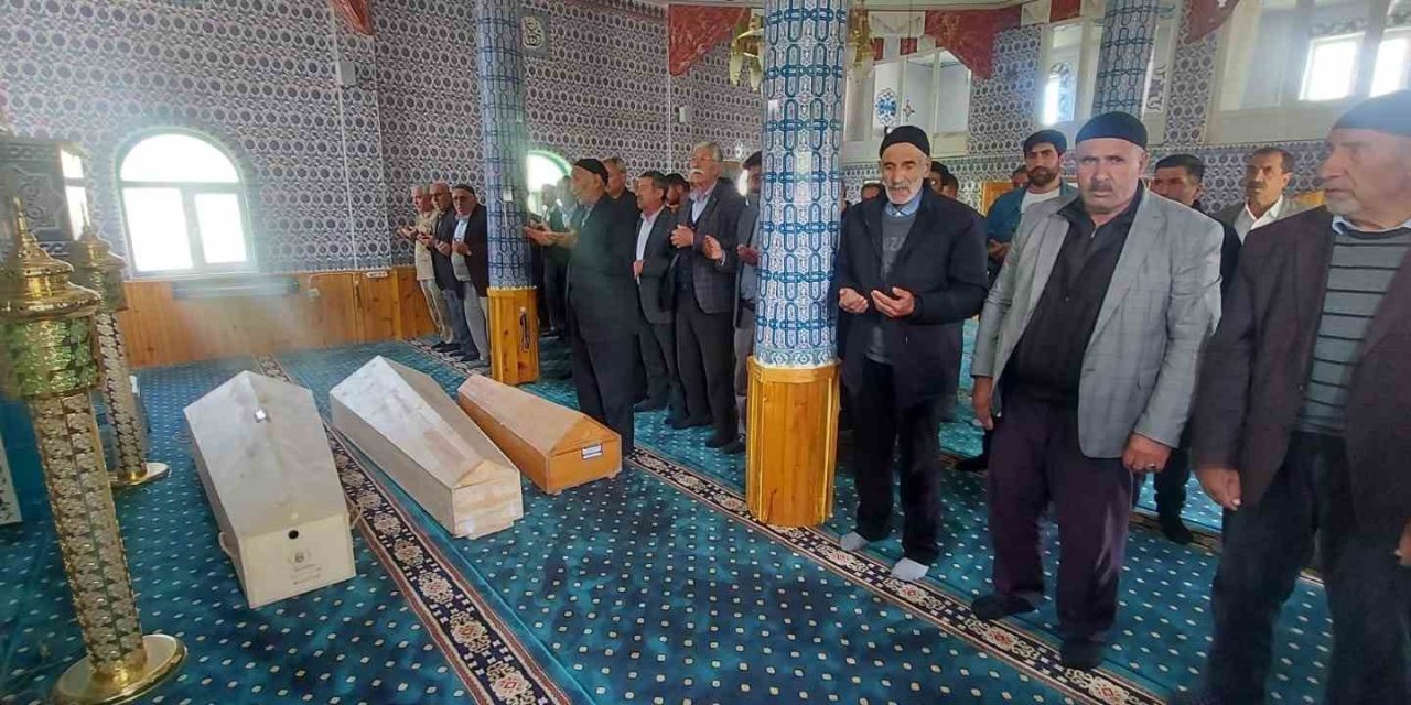 Bursa’da Babaları Tarafından Öldürülen 3 Kardeş Erzurum’da Toprağa Verildi