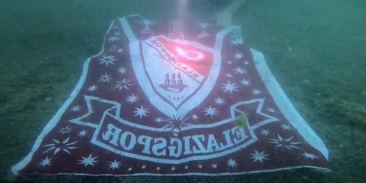 Dalgıçlardan Su Altında Şampiyonluk Kutlaması