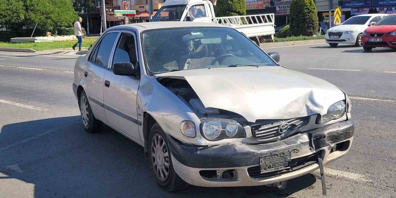 Gazipaşa’da 2 Otomobil Çarpıştı, Sürücü Ehliyetsiz Ve 17 Yaşında Çıktı: 4 Yaralı