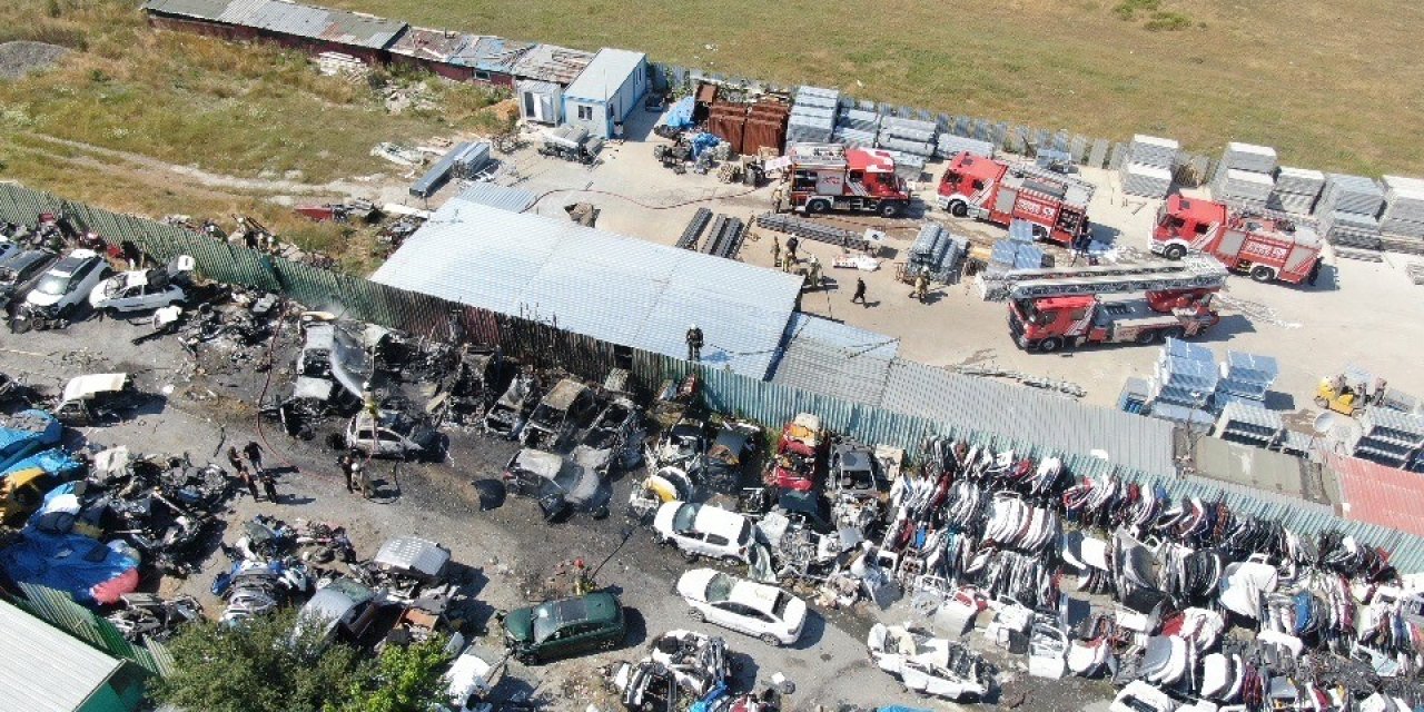 Maltepe’de Araç Hurdalığında Yangın