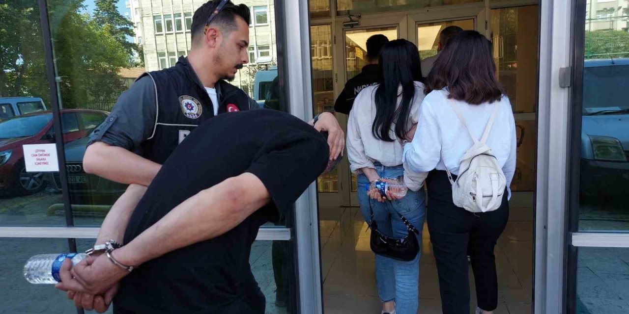 Aracın Zulasında Ele Geçen Uyuşturucuyla İlgili 3 Kişi Adliyede