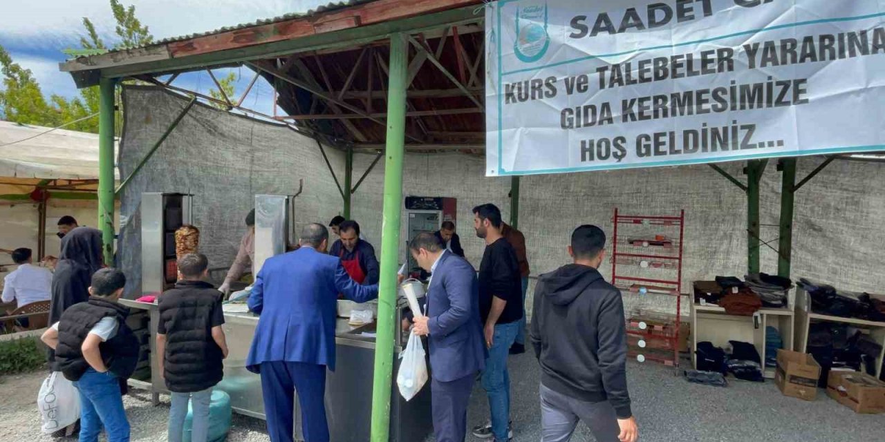 Tatvan’da Öğrenciler İçin “Hayır Çarşısı” Kuruldu