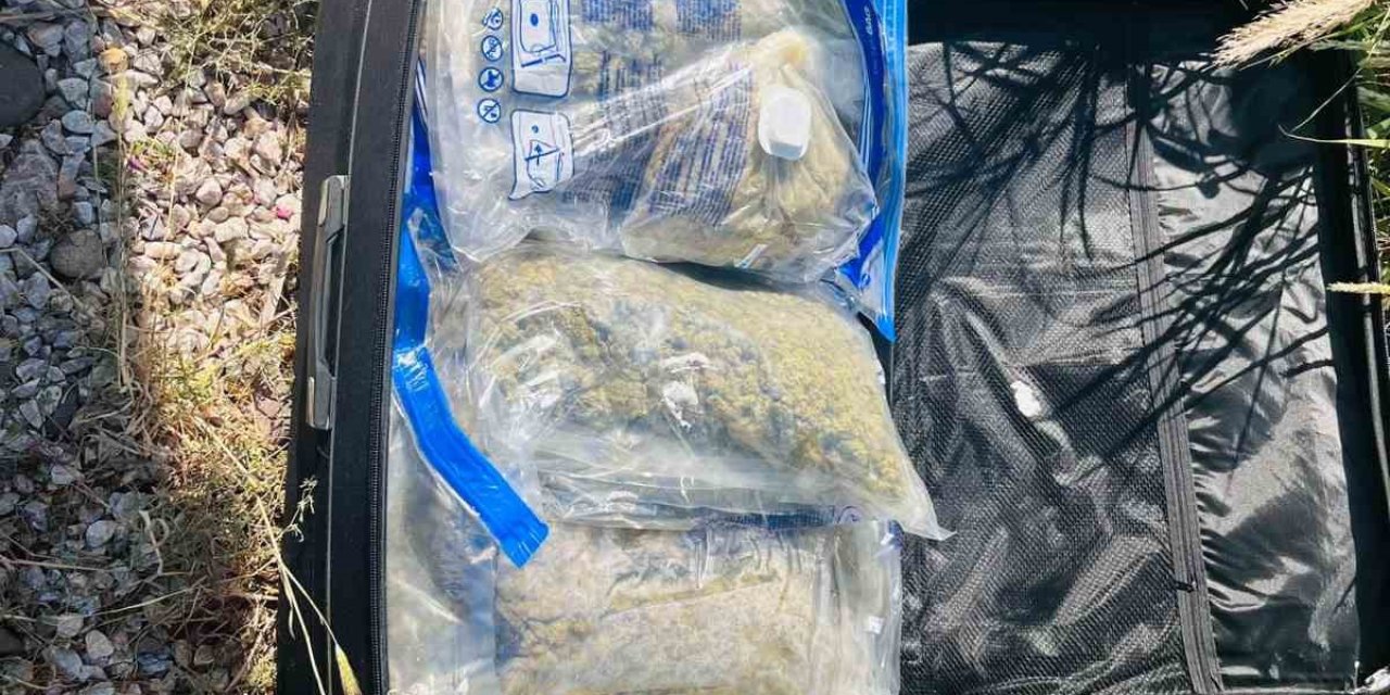 Uyuşturucu Taşıyan Yunan Bayraklı Sürat Teknesi Jandarma Ve Sahil Güvenlik’ten Kaçamadı