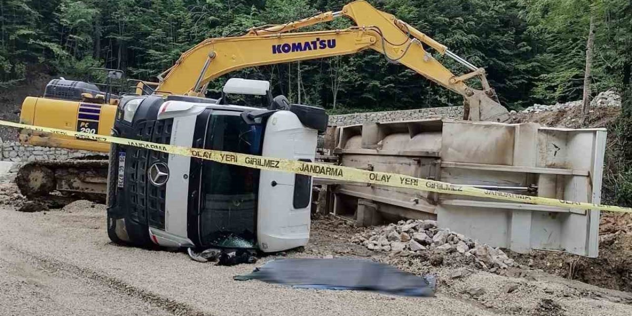 Taş Yüklü Kamyon Devrildi: 1 Ölü