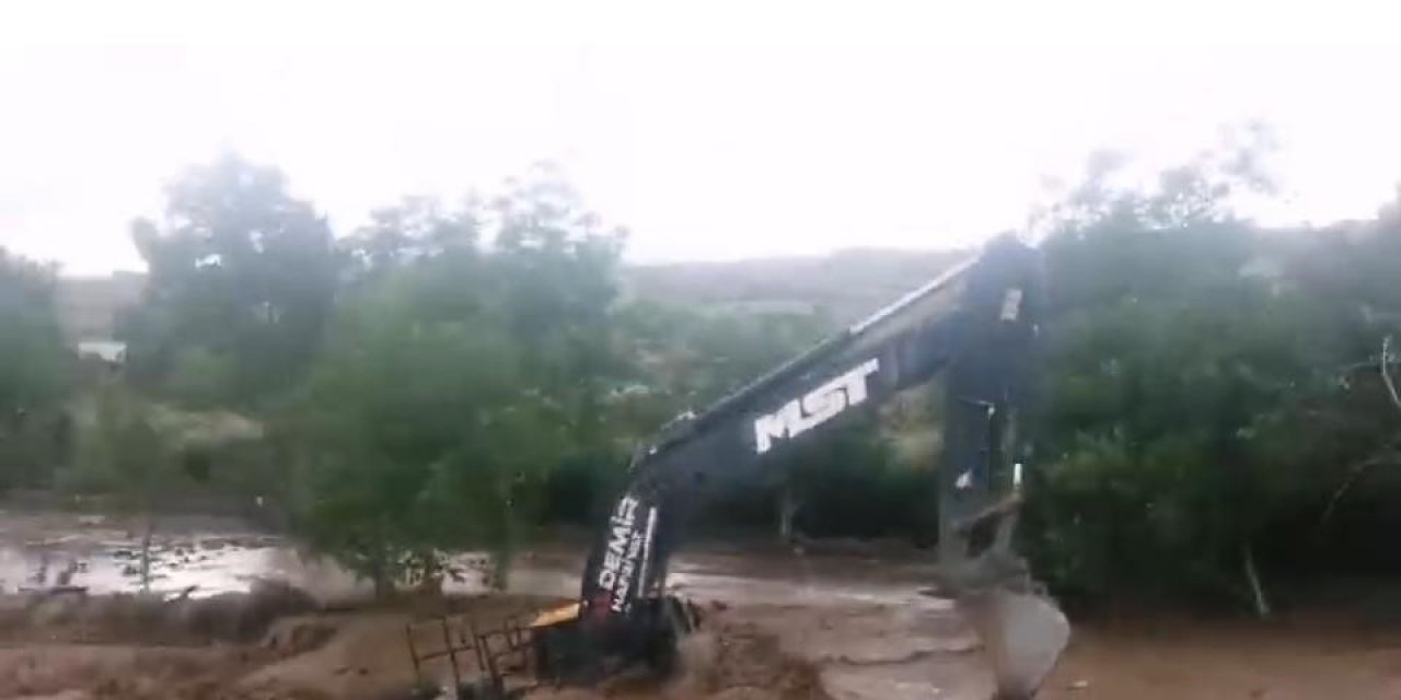 Nevşehir’de İş Makinası Selin Ortasında Kaldı