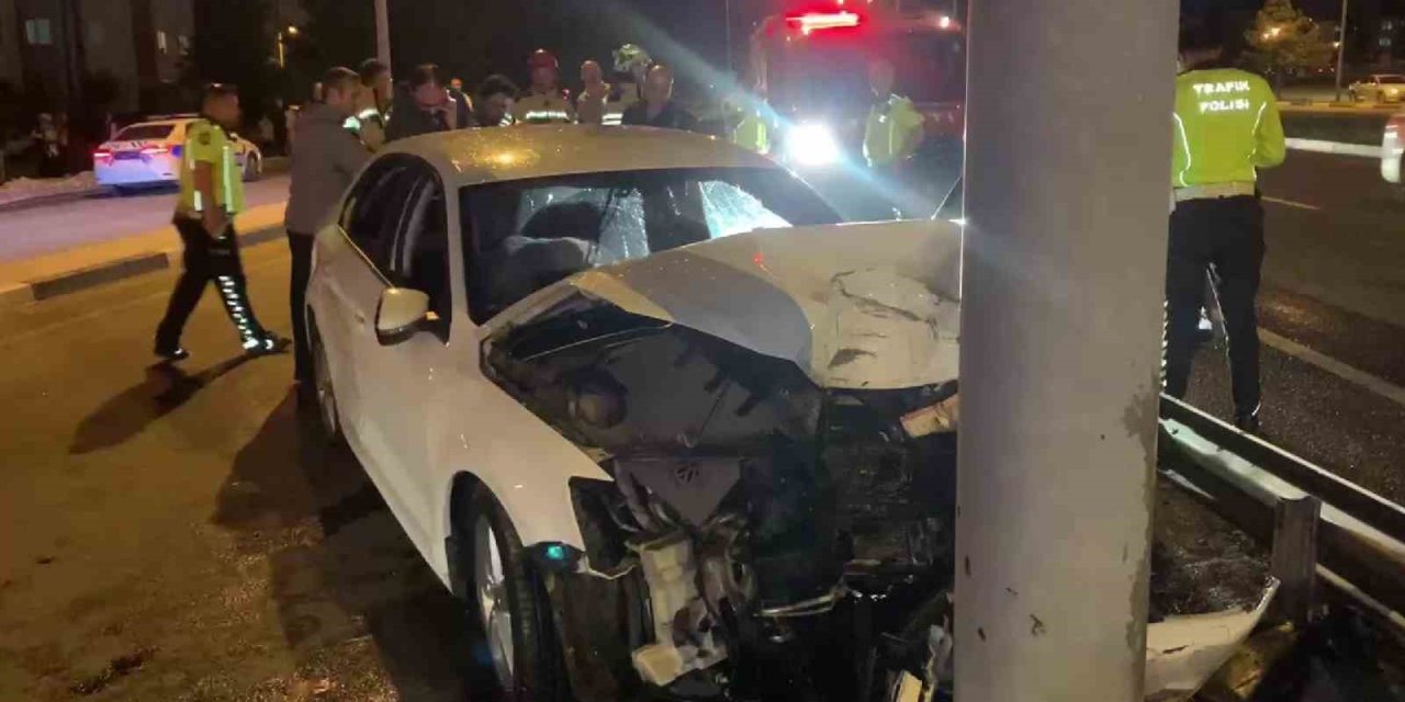 Kütahya’da Otomobil Levha Direğine Çarptı: 1 Yaralı