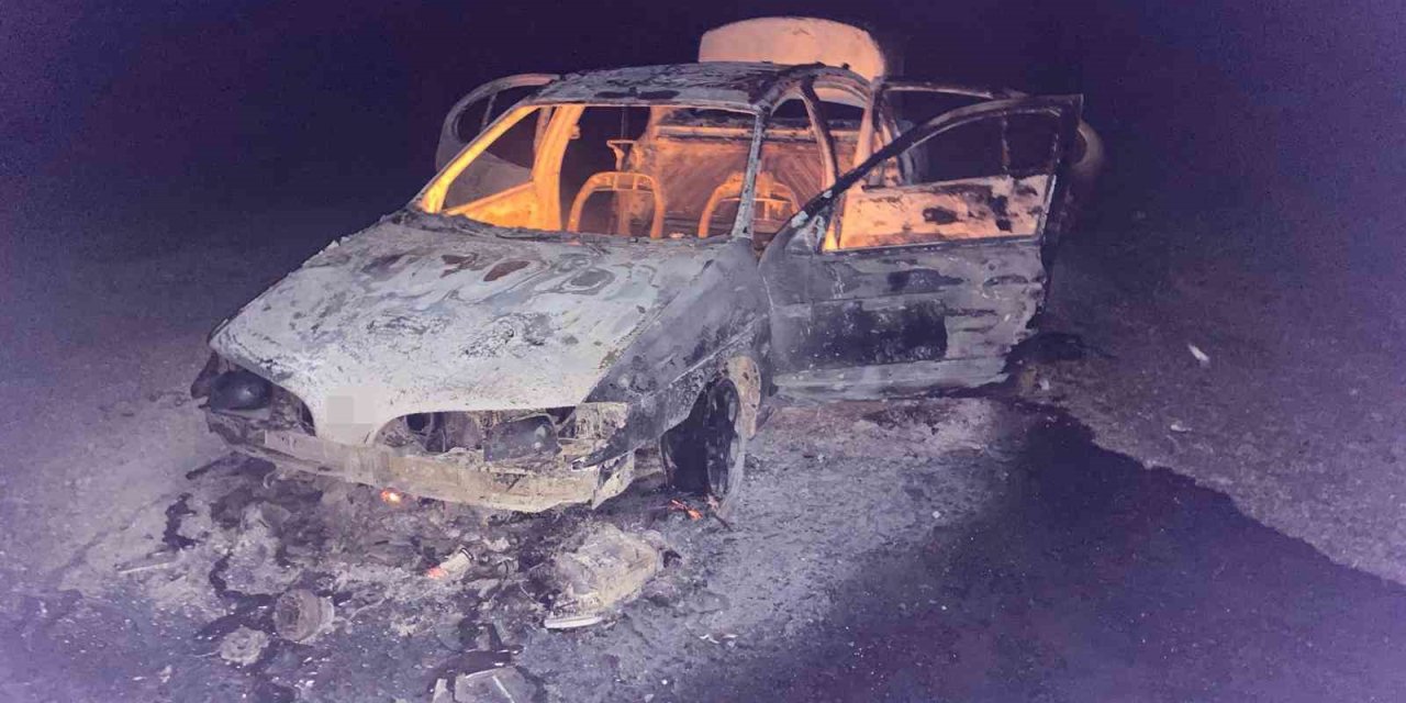 Seyir Halindeki Otomobil Alev Aldı, 4 Kişi Son Anda Kurtuldu