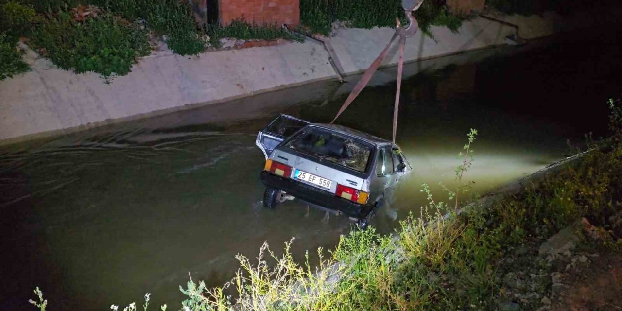 Tokat’ta Su Kanalına Düşen Otomobil Vinç İle Çıkartıldı