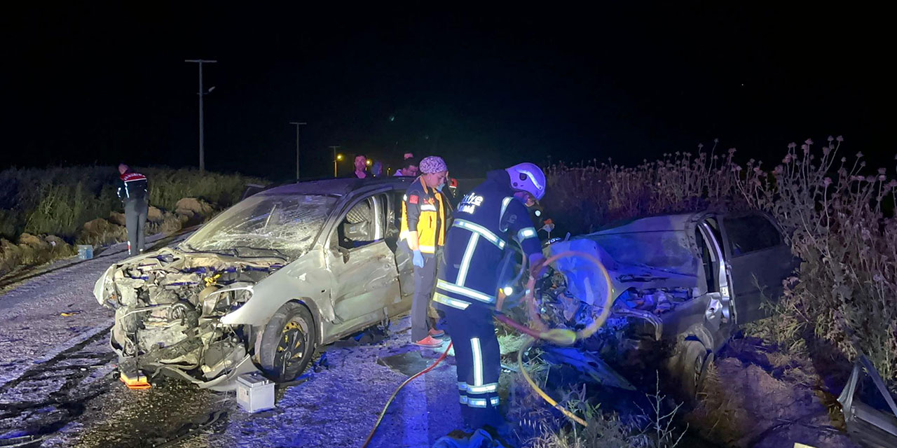 Oğlunun kullandığı otomobili sollamaya çalışan baba, kazaya neden oldu: 3 ölü, 5 yaralı