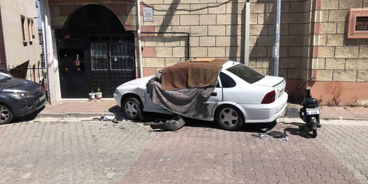 Kağıthane’de Freni Boşalan Araç, Park Halindeki Araca Çarptı: Motosiklet Sürücüsü Ölümden Döndü