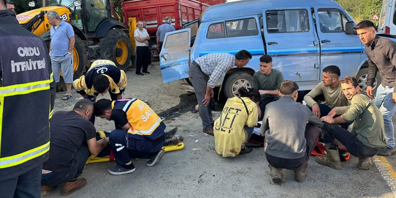 Fındık işçilerini taşıyan minibüsler çarpıştı: 15 yaralı