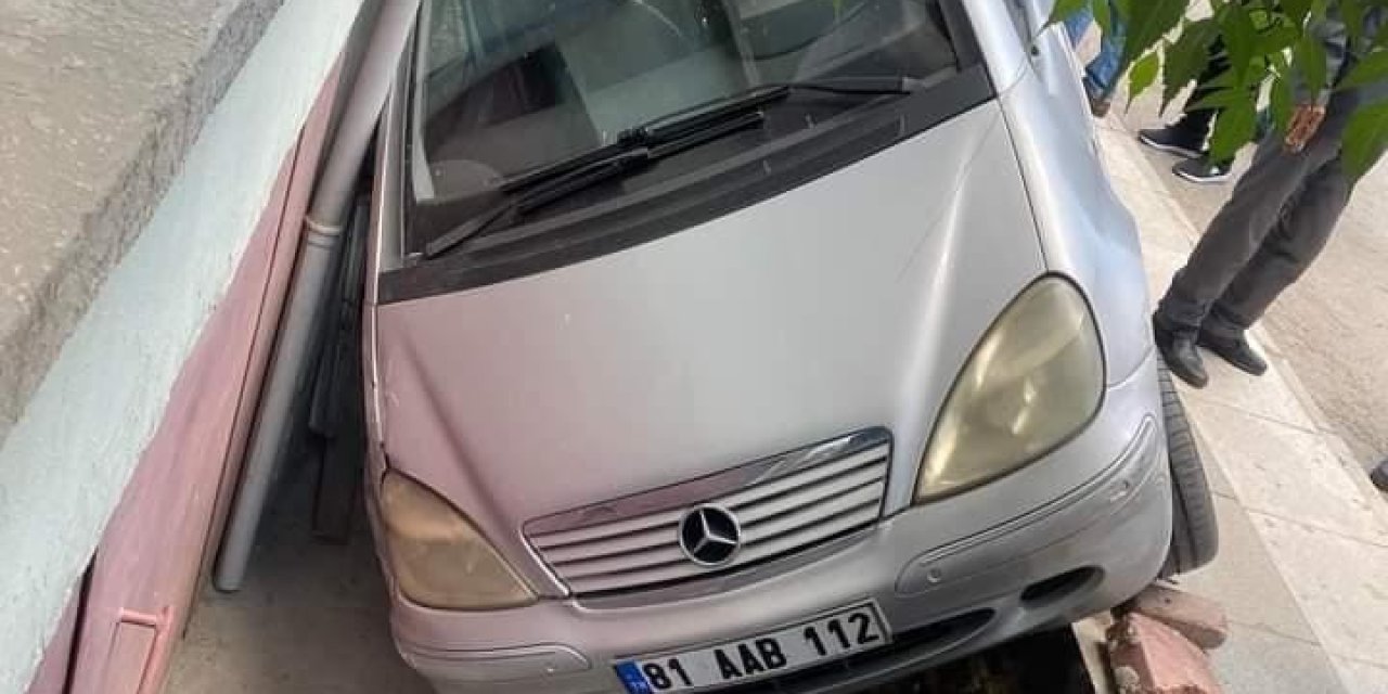 Otomobil Apartman Boşluğuna Düştü: 2 Yaralı