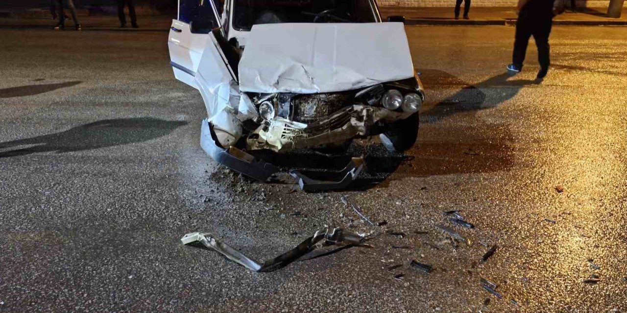 Otomobil Ve Ticari Araç Çarpıştı