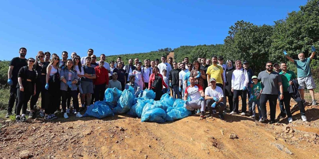 Ataşehirliler Doğa Yürüyüşünde Atık Topladılar