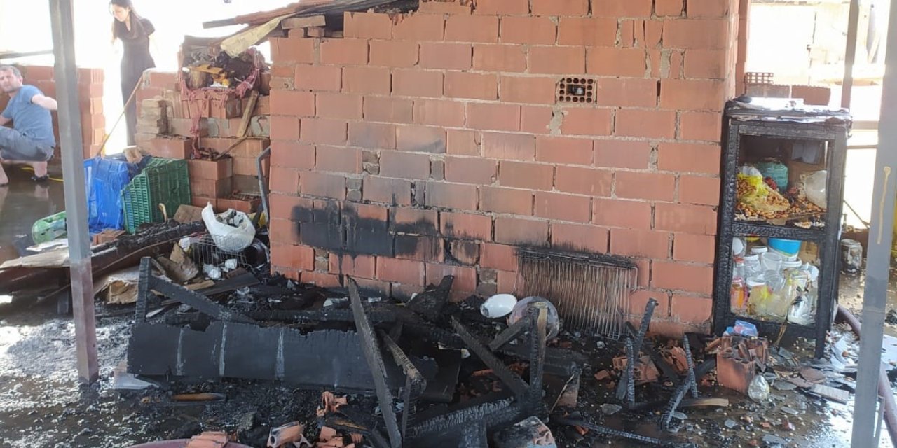 Çatıda Tutuşan Eşyalar, İtfaiyeyi Harekete Geçirdi