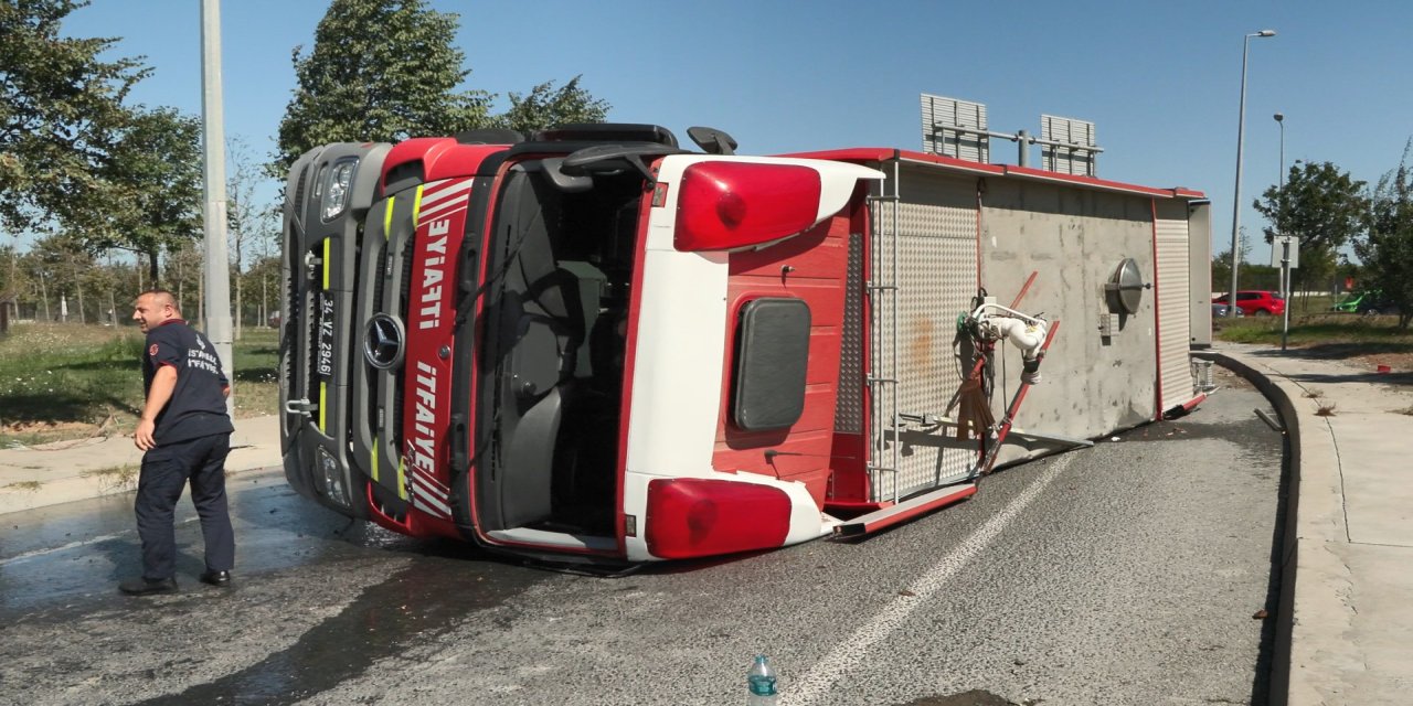 Esenler’de Yangına Giden İtfaiye Aracı Devrildi: 2 Yaralı