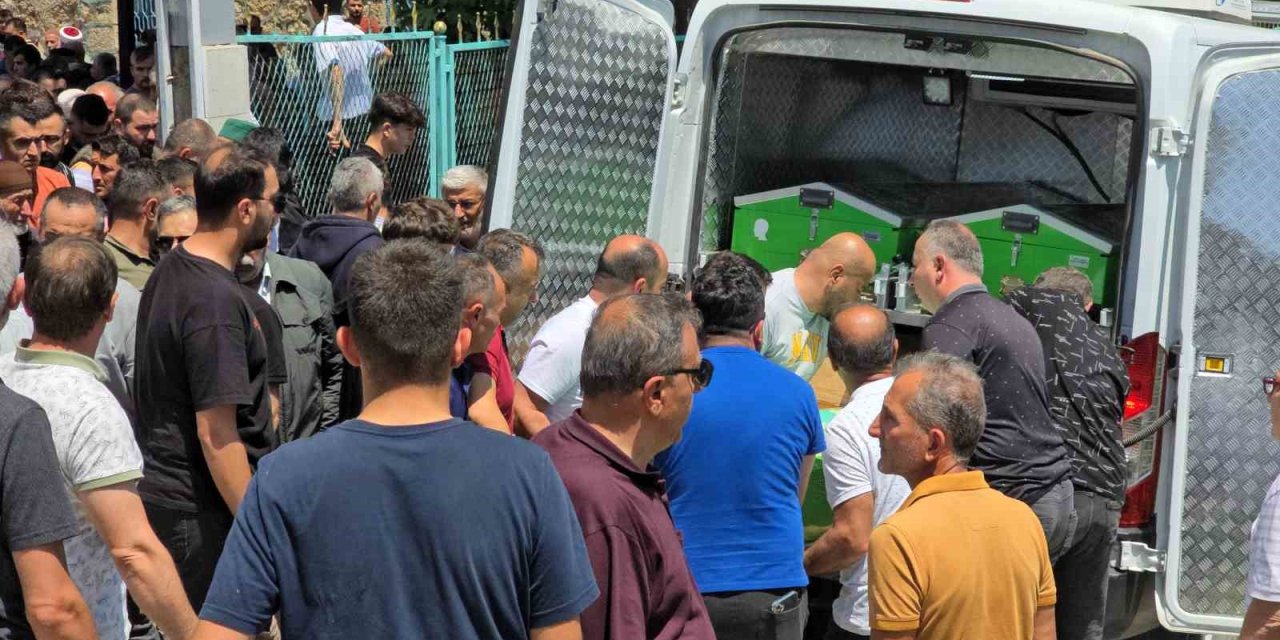 Aynı Kaderi Paylaşan İki Arkadaş Son Yolculuğuna Uğurlandı