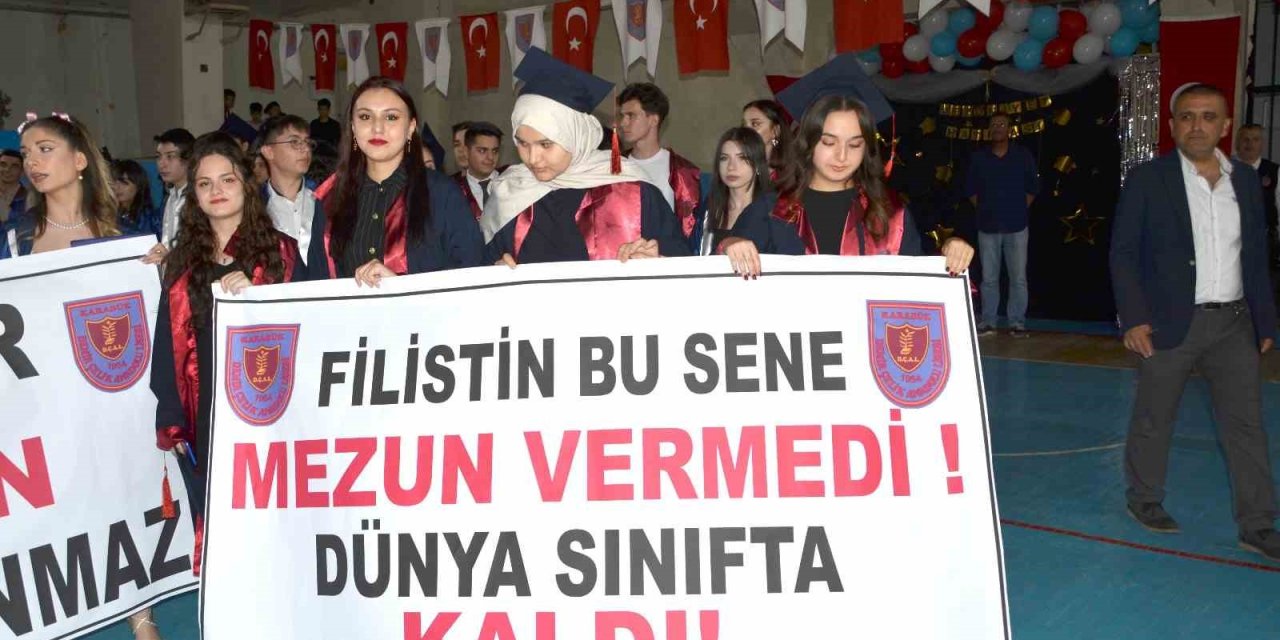 Liseli Öğrenciler Mezuniyette İsrail’i Protesto Etti