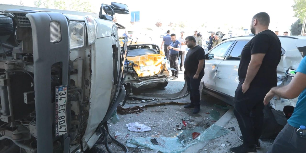 Bağcılar'da 6 Aracın Karıştığı Trafik Kazası: 1'i Ağır 3 Yaralı