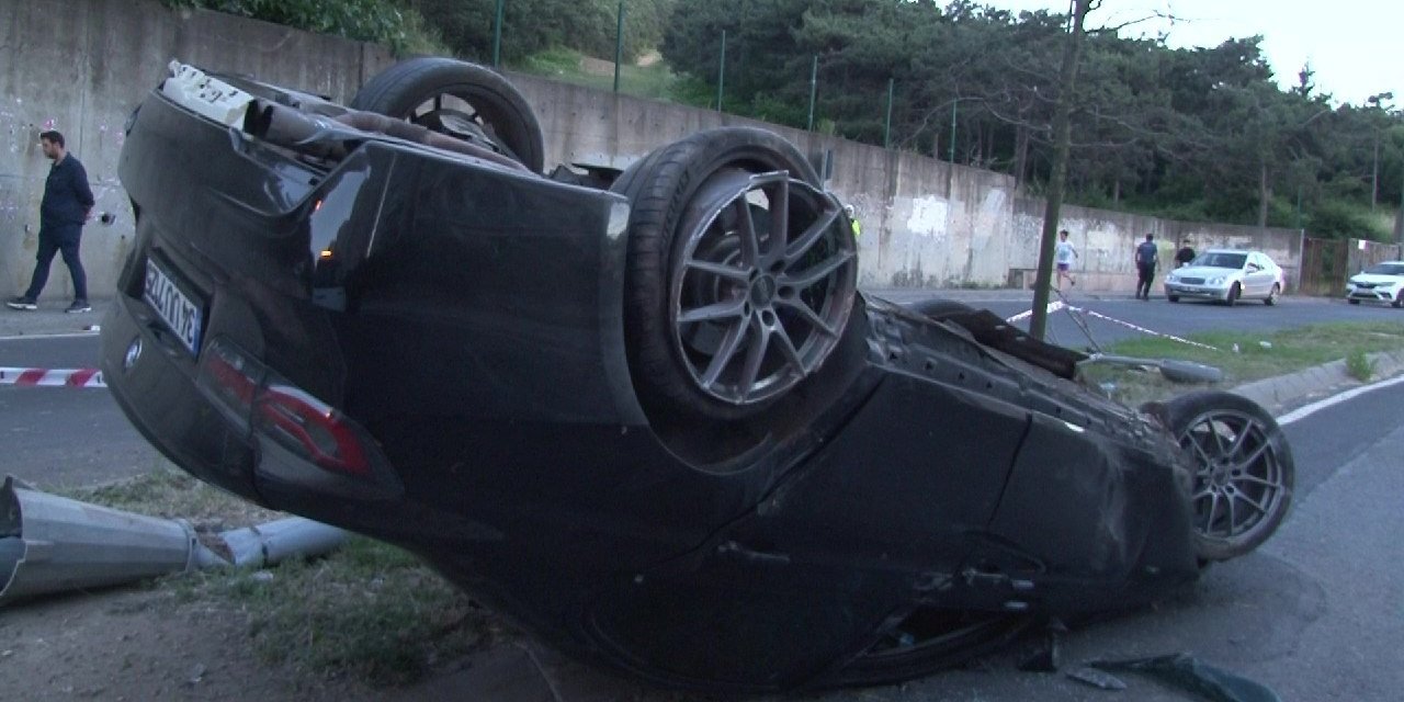 Otomobilin Çarptığı Direk Başka Bir Aracın Üzerine Devrildi