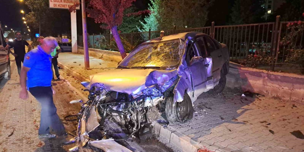 Kontrolden Çıkan Otomobil Hastanenin Duvarına Çarparak Durabildi: 1 Yaralı