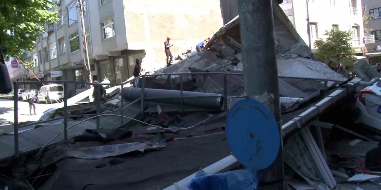 Küçükçekmece Kartaltepe Mahallesi’nde Bir Bina Henüz Belirlenemeyen Bir Nedenle Çöktü. Olay Yerine Çok Sayıda İtfaiye Ve Sağlık Ekibi Sevk Edildi.