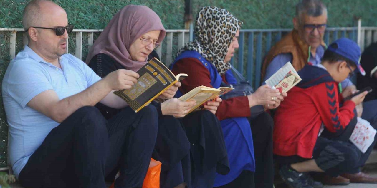 Bursa’da Lgs Heyecanı: Aileler Kapı Önlerinde Dualarla Bekledi