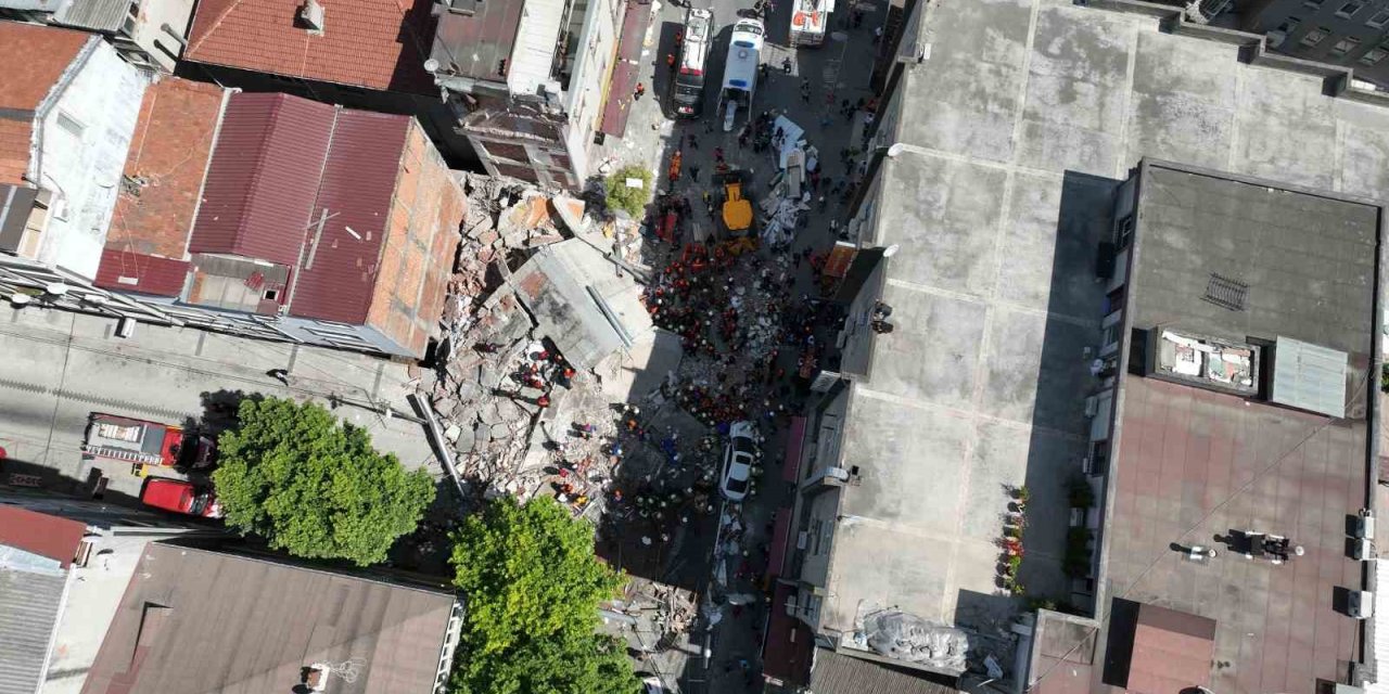 Küçükçekmece’de Çöken 3 Katlı Binanın Bulunduğu Alan Havadan Görüntülendi