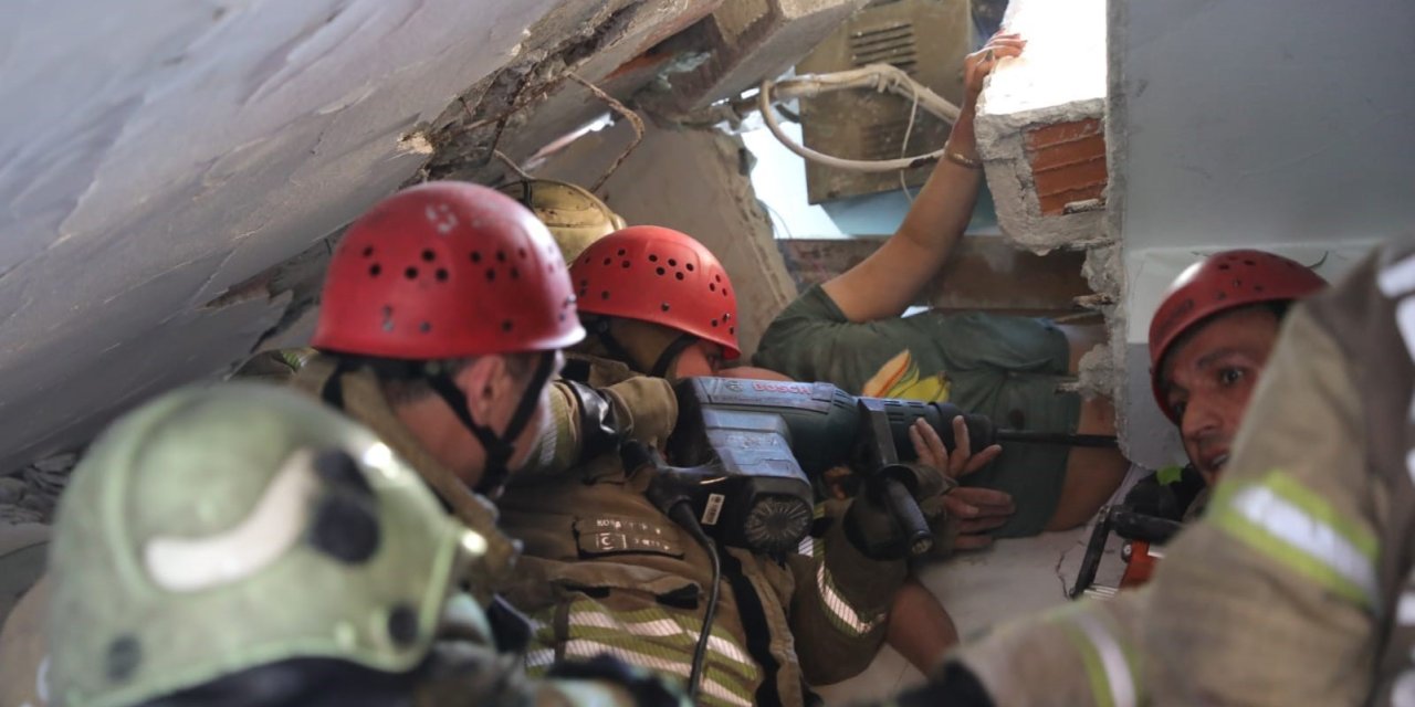 Küçükçekmece’de Çöken 3 Katlı Binanın Altında Kalan Yaralıların Kurtarılma Çalışmaları Kamerada