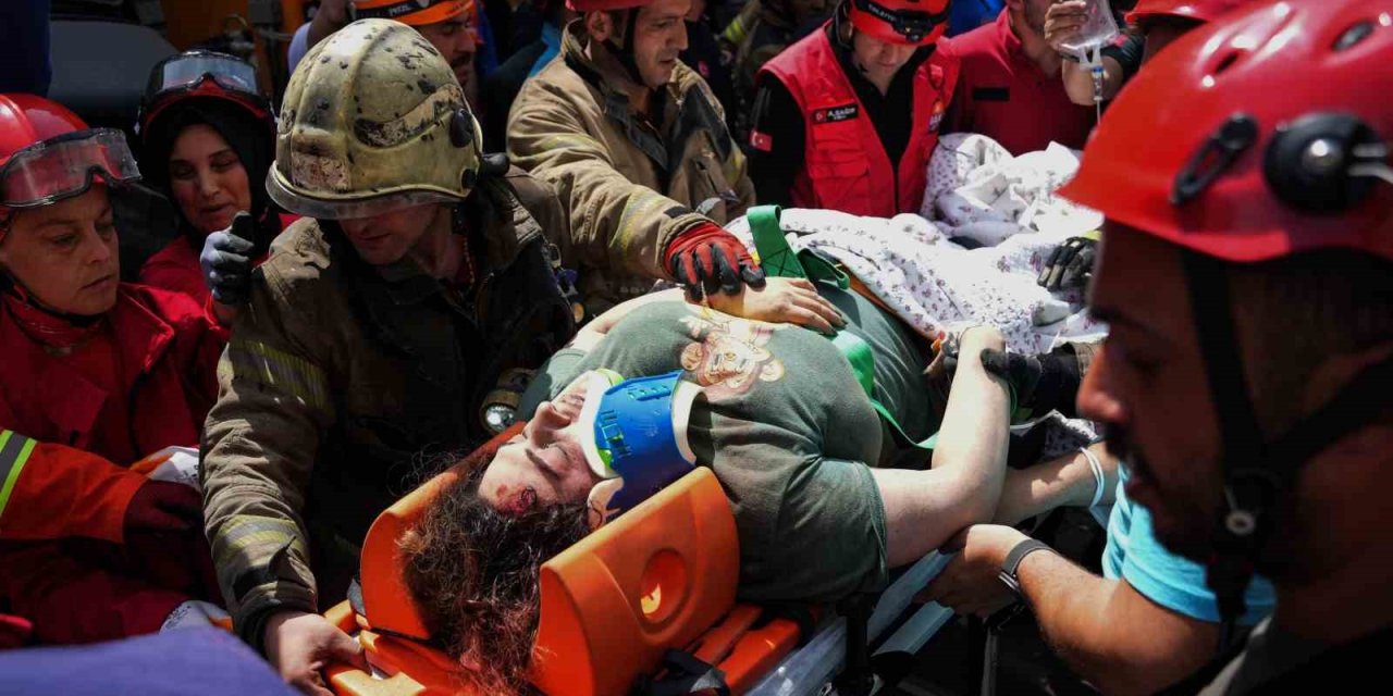 Küçükçekmece’de Çöken Binadan 1 Yaralı Daha Çıkarıldı