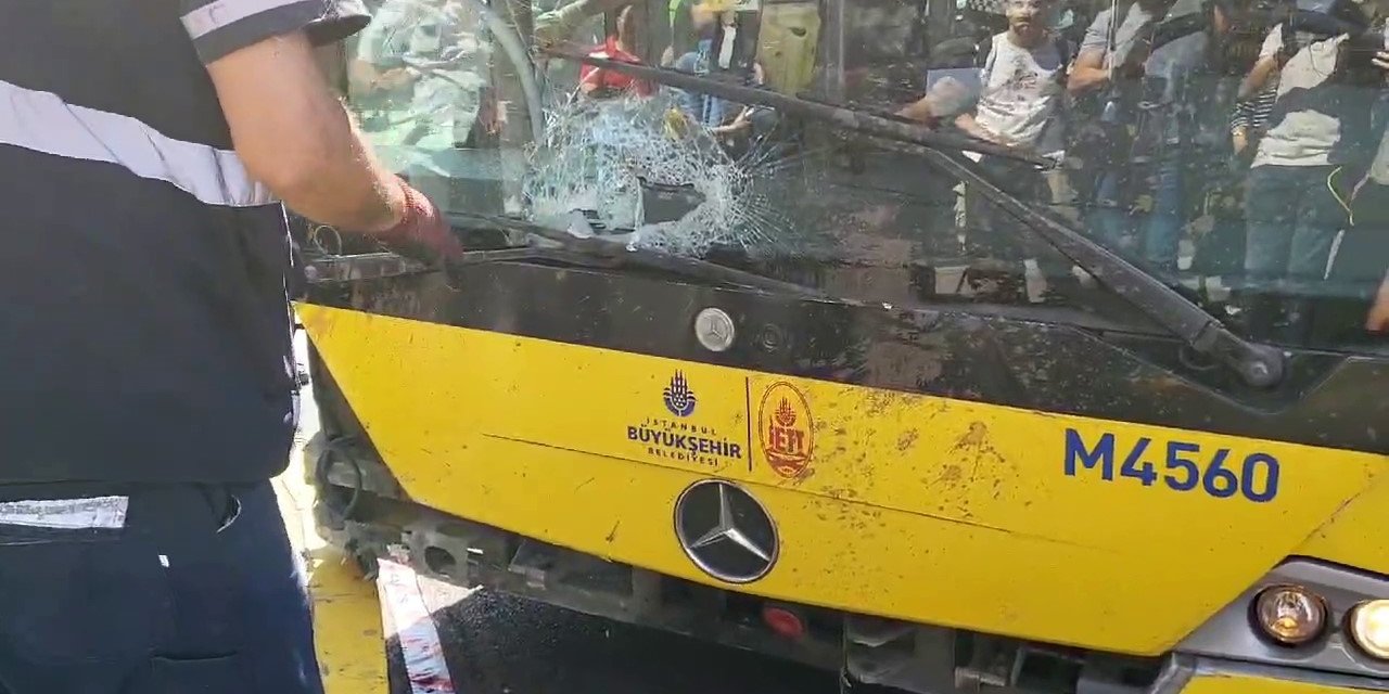 Küçükçekmece’de Binanın Çökmesi Esnasında İett Otobüsü Hasar Aldı