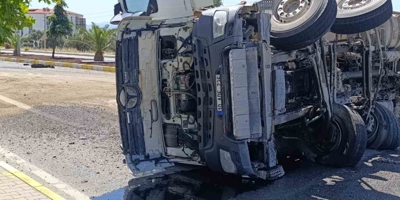 Edremit’te Lastiği Patlayan Tır Karayolunu Trafiğe Kapattı