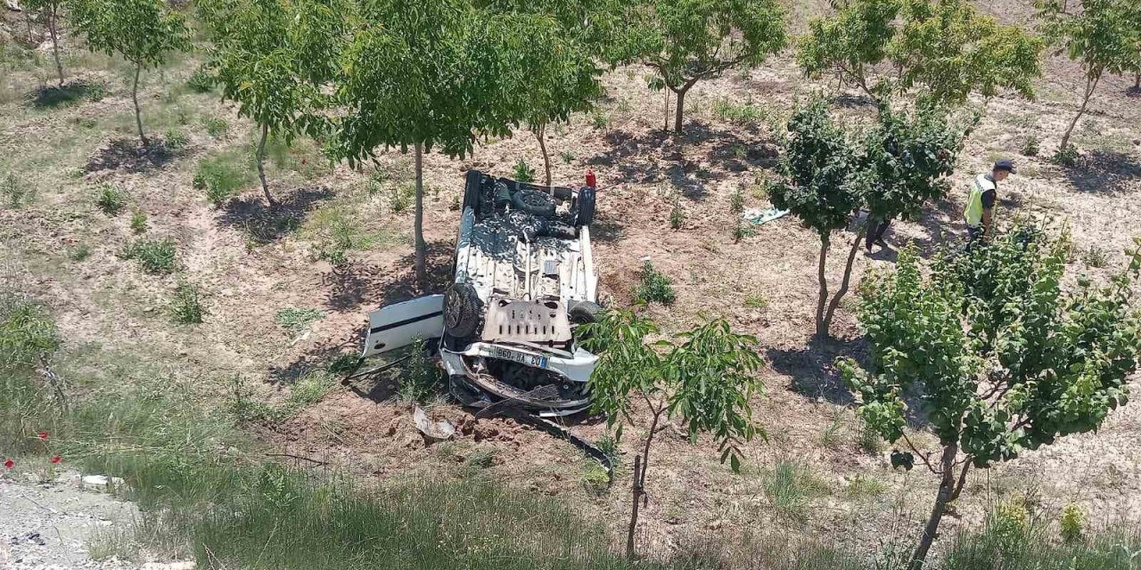 Bilecik’te Otomobil Şarampole Uçtu, 3 Kişi Yaralandı