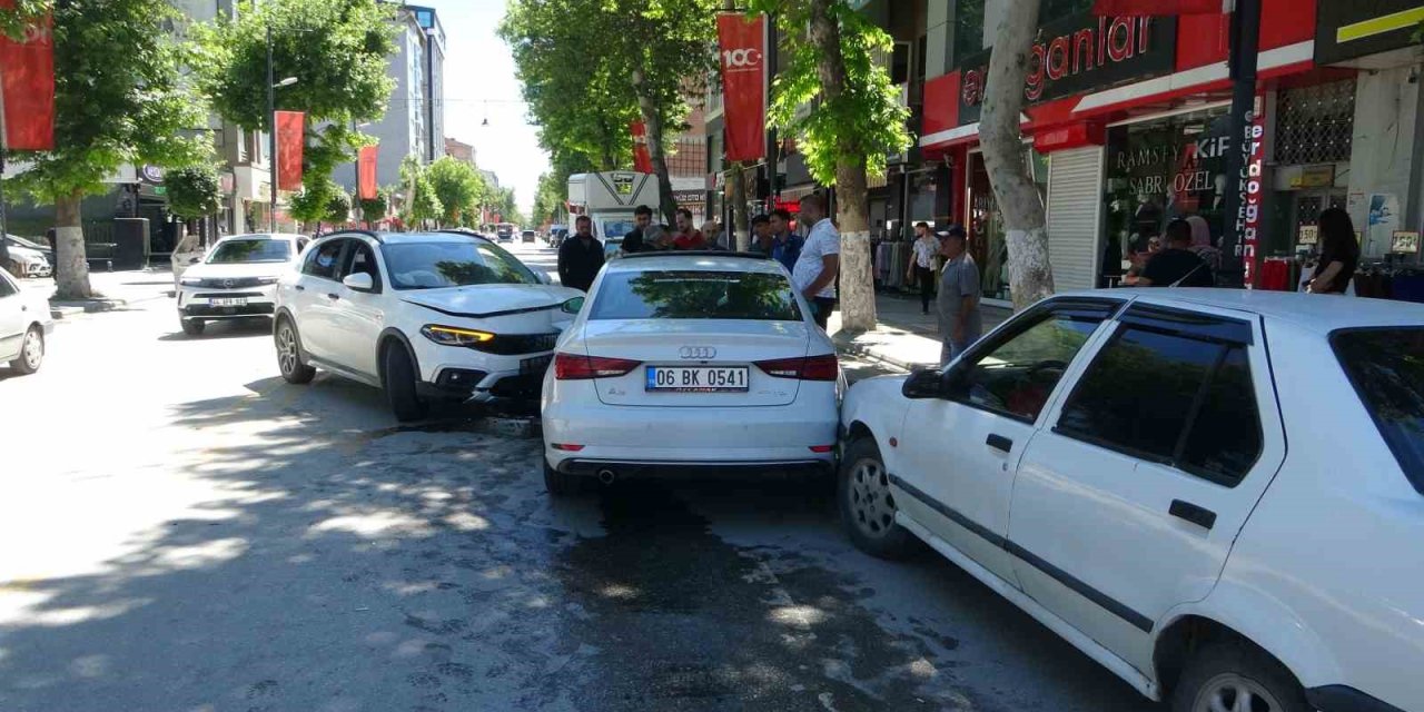 Üç Aracın Karıştığı Kazada 1 Kişi Yaralandı