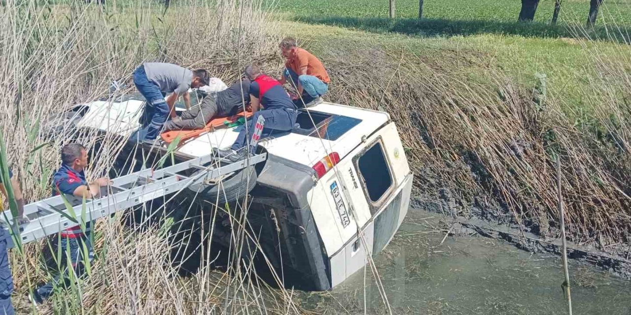 Sulama Kanalına Uçan Minibüsün Sürücüsü İtfaiye Tarafından Kurtarıldı