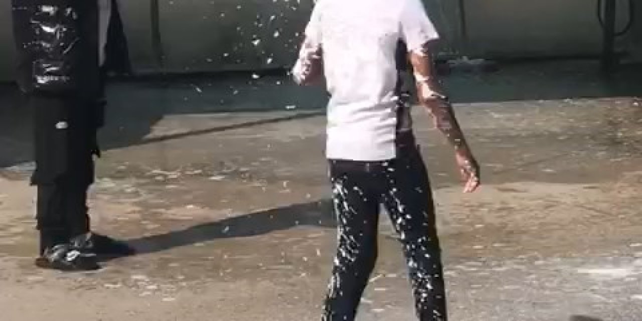 Çocuklar Akaryakıt İstasyonundaki Köpükle Böyle Oynadı