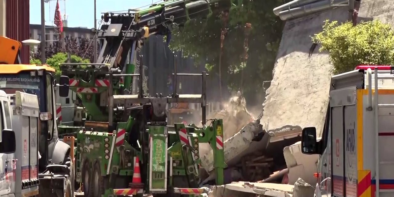 Küçükçekmece’de Çöken Binanın Enkazını Kaldırma Çalışmaları Başladı