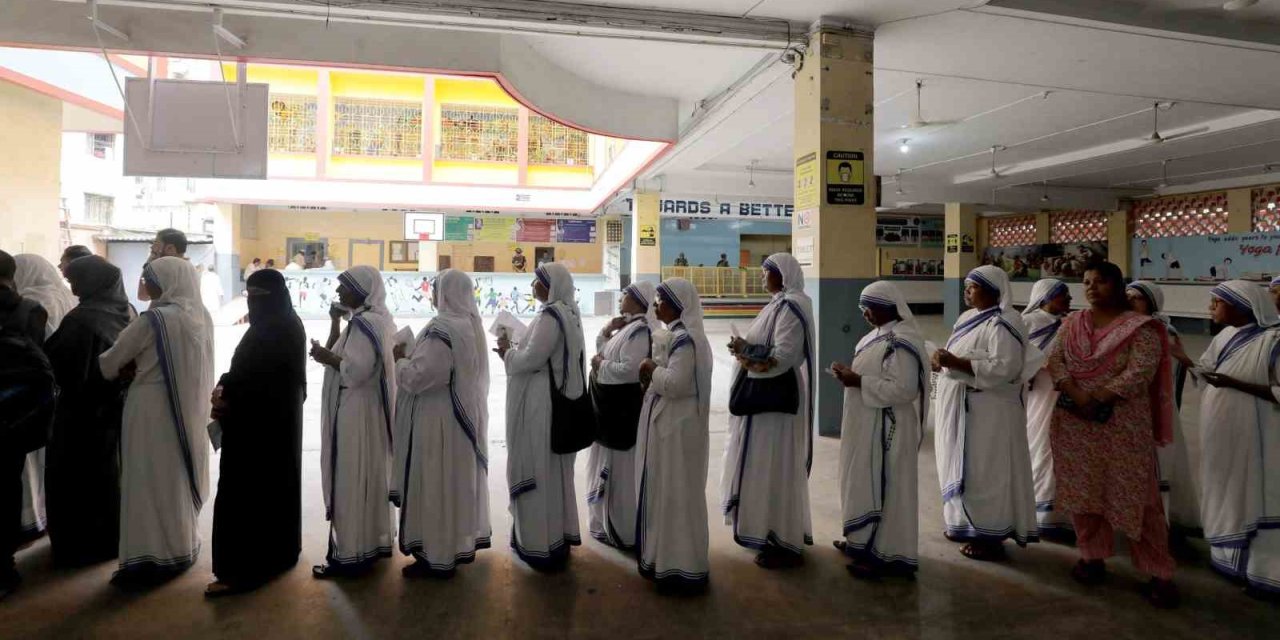 Hindistan’da Aşırı Sıcaklarda 33 Seçim Görevlisi Hayatını Kaybetti