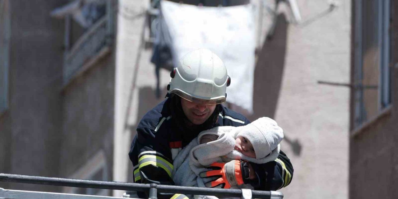 Erzurum’da Apartmanın Çöken Merdiveni Korkuttu