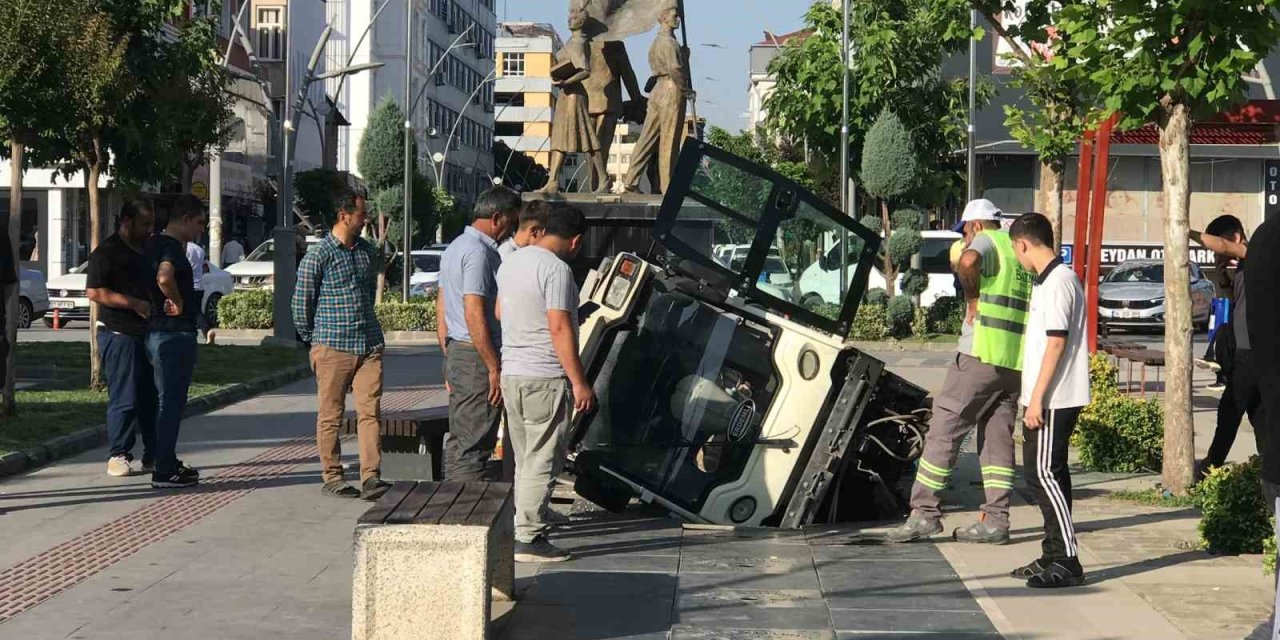 Batman’da Temizlik Aracı Havuza Düştü
