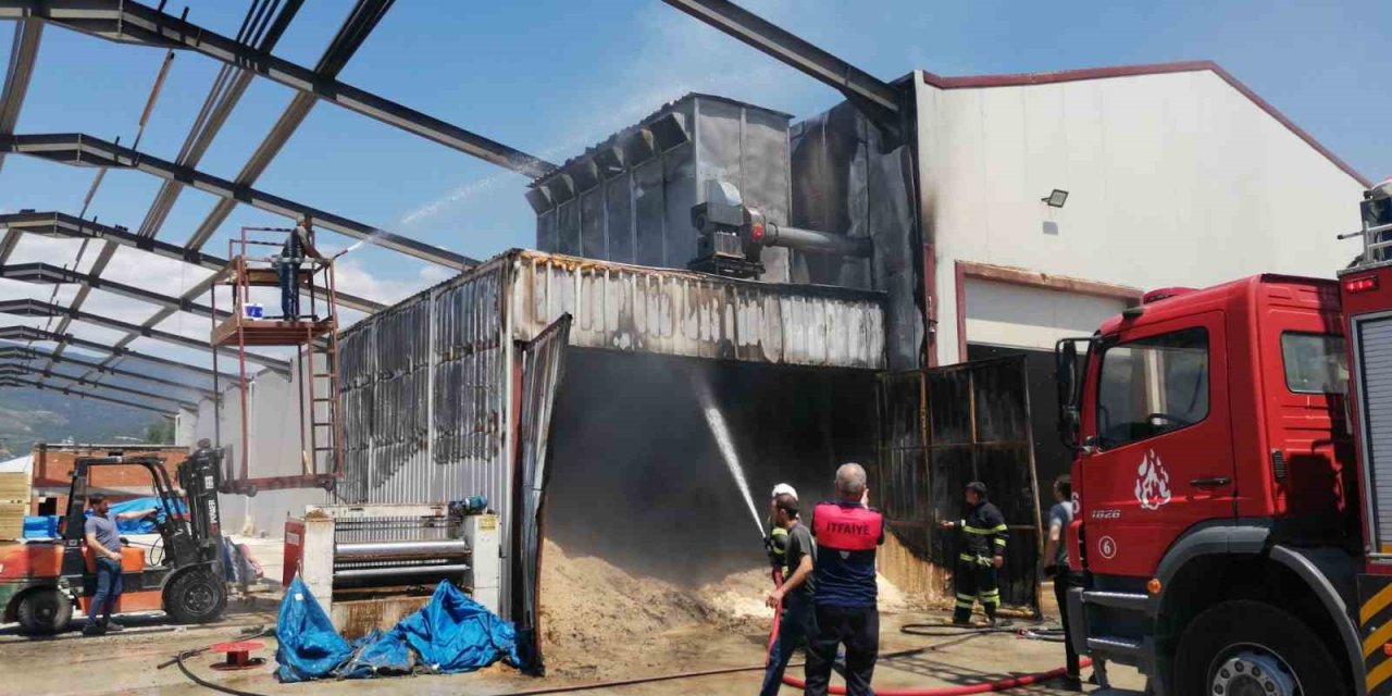 Kıvılcım Kereste Fabrikasında Yangına Neden Oldu