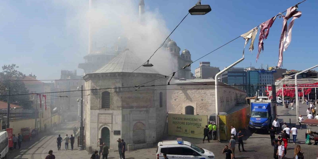 Taksim Meydanı’nda Korkutan Yangın: Boyalar Patladı, Panik Yaşandı
